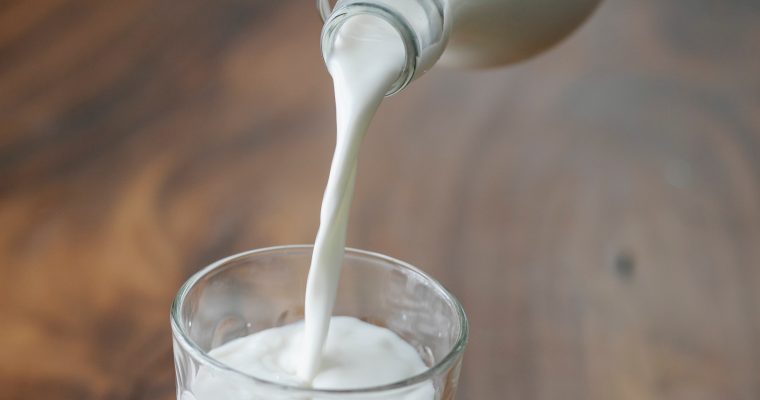 お菓子作りにおける牛乳の役割